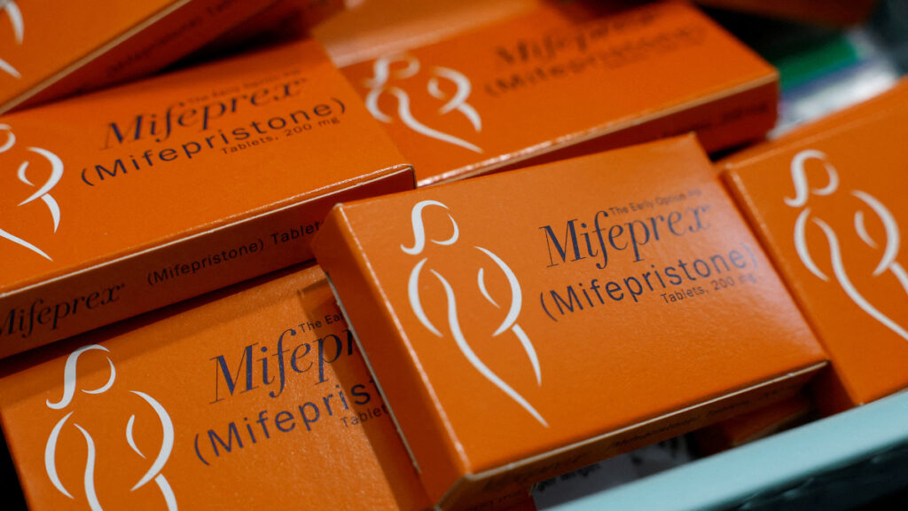 Mifepristona: ¿qué es este medicamento que interrumpe el embarazo y cuyo uso se debate en EU?