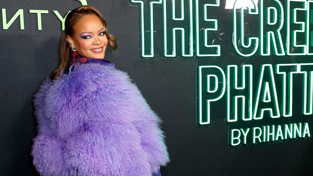 Menyul: conoce la historia y preparación de este cóctel veracruzano El menyul veracruzano es una bebida a base de ron que es originaria del puerto jarocho, tiene un sabor un tanto cítrico y amargo que le dan licores como Angostura y Campari, y que es ideal para tomar a la orilla de sus playas. ¿Quieres saber cómo se prepara? En “El trago de la semana” de Unotv.com te compartiremos el paso a paso y hablaremos un poco de su historia. Receta del menyul Esta receta nos fue proporcionada por el mixólogo Uriel Téllez que forma parte del equipo de Hierbabuena Barras Sociales, a quién también puedes encontrar los domingos en el Brunch dominical del hotel Grand fiesta Americana Veracruz. Ingredientes -1 ½ onza de ron -10 hojas de hierbabuena -Jugo de naranja fresco -Pulpa de maracuyá -20 ml de licor de quina -Hielo Preparación Colocamos 10 hojas de hierbabuena en un shaker para aplicar una técnica llamada smash. Se dice que el menyul nació como una variante del Mint-julep, un trago caracterizado por el uso de menta y bourbon, pero al llegar un turista francés y pedirlo en una cantina de Córdoba, sustituyeron el bourbon por ron y así nació este cóctel. Colocamos 10 hojas de hierbabuena dentro de un shaker, agregamos 1 ½ onza de ron, jugo de naranja fresco. El menyul original lleva azúcar, pero en esta versión se sustituyó por pulpa de maracuyá, así que tú puedes hacerlo a tu gusto. Por último, se agrega 20 ml de licor de quina para darle un toque amargo y hielo. Después de agregados los ingredientes, se aplica la técnica de smash que básicamente es agitas en el shaker. “Listo, vamos a servir a doble colado para quitar las partículas que ya rompimos en nuestra hierbabuena. Vamos a decorar y agregarle un poquito más de textura con una rodajita de naranja deshidratada y vamos a agregar un ramillete de hierbabuena activada para tener todavía otro poquito más de presencia aromática”, señaló el mixólogo. Para activar la hierbabuena lo único que tienes que hacer es sacudir suavemente contra el vaso en ramillete, lo cual liberará un rico olor y listo tu menyul está terminado. ¿El menyul es de Veracruz o de Puebla? No se sabe a ciencia cierta en donde nació este popular cóctel, lo que sí se sabe es que en estos dos estados se ha tomado como típico e incluso se vende embotellado. Rihanna Cowboy Look