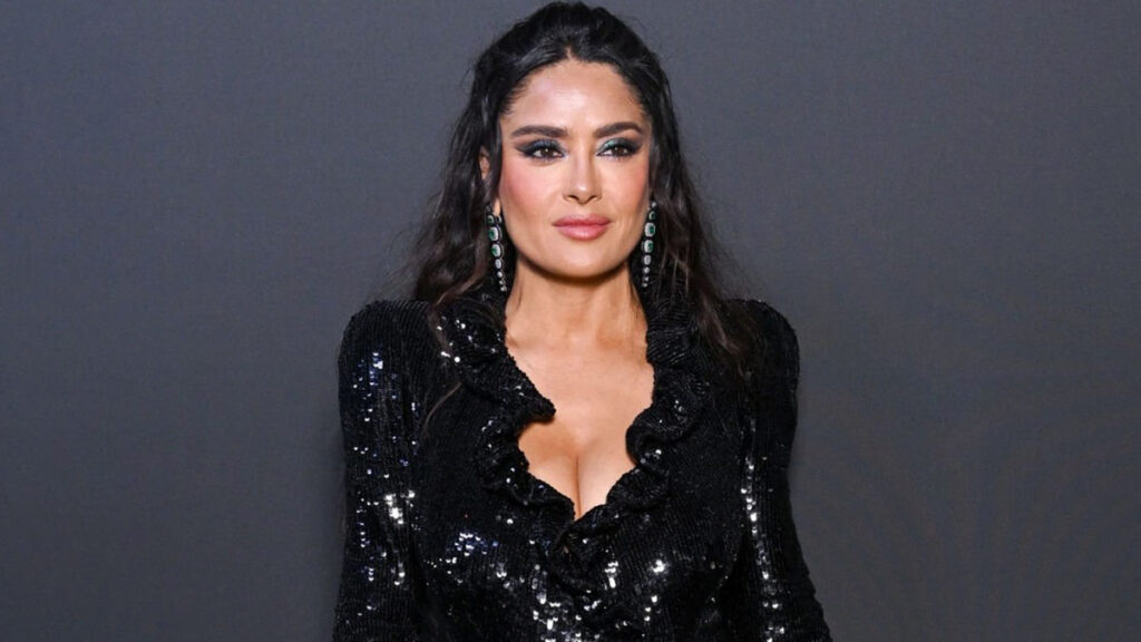 Salma Hayek deslumbra en la Semana de la Moda de París de París con un impactante escote