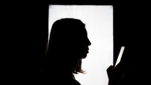 Stalkerware: la “amenaza invisible” que puede usar tu pareja para espiarte con tu propio celular