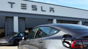 ¡Qué relajo! Mujer se gana un Tesla por pagar predial en Santa Catarina y municipio no se lo entrega