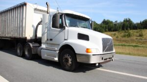 Camión torton impacta contra tráiler y lo parte en dos: video