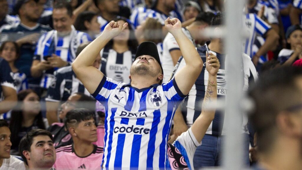 Aficionados de rayados incendian restaurante.