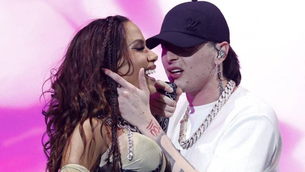 Beso de Anitta y Peso Pluma en Las Vegas desata rumores