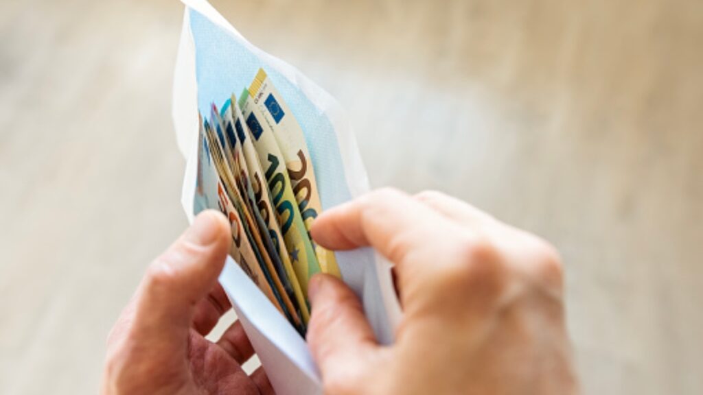 El cash stuffing ayuda a la Generación Z a ahorrar.