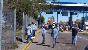 ¡Piden precio justo! Productores de maíz toman caseta de sindicatura de Costa Rica, en Culiacán