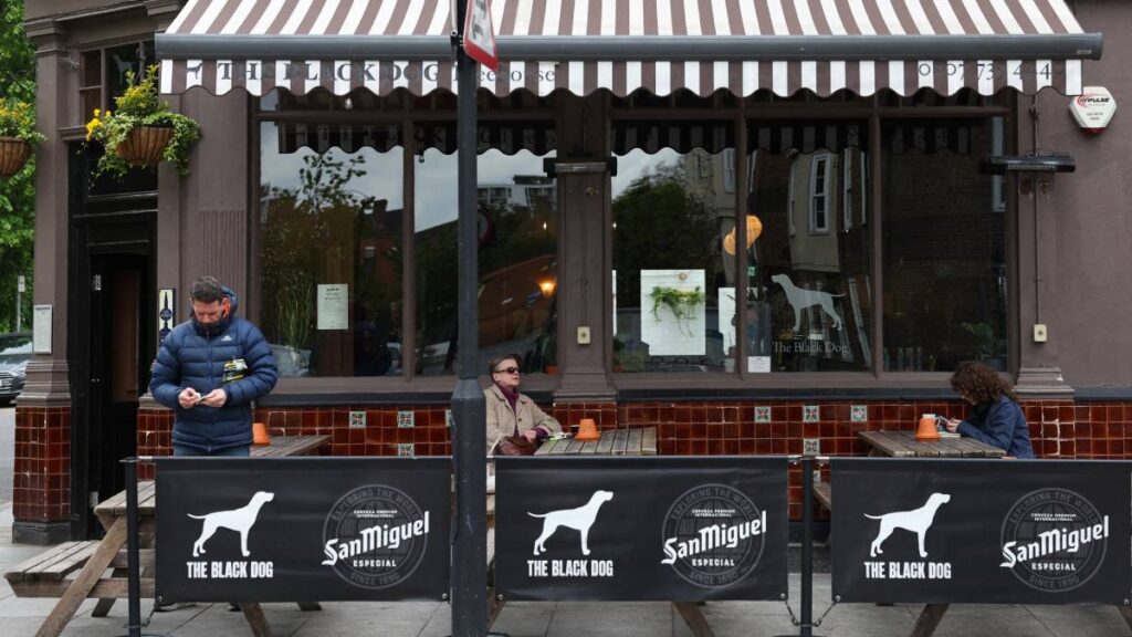 The black dog, el pub que menciona Taylor Swift en The tortured poets department existe, dónde queda y cuál es su menú