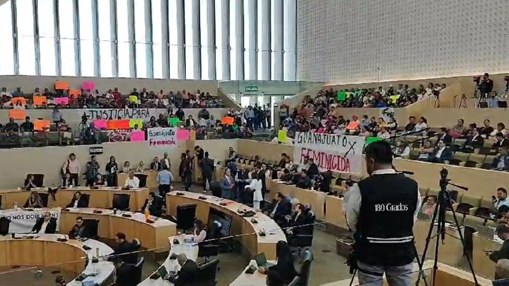 Guanajuato: morenistas toman Congreso; exigen destitución del fiscal