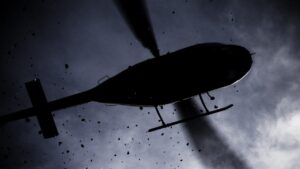 VIDEO: helicóptero ultraligero choca con cables y se desploma en Italia; reportan dos muertos