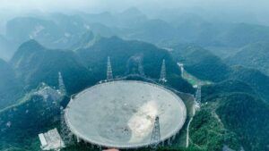 Un gigantesco radiotelescopio en China detecta señales del espacio que nadie logra explicar