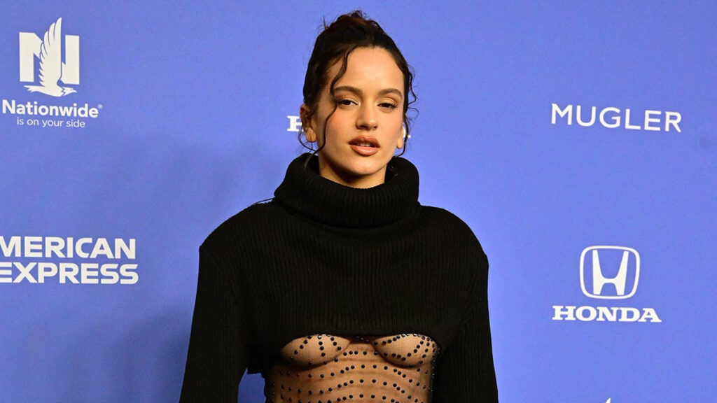 Rosalía abandera el movimiento “Free the nipple” con blusa transparente