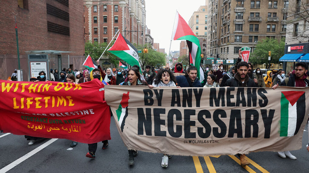 Policía detiene a 100 estudiantes propalestinos en EU