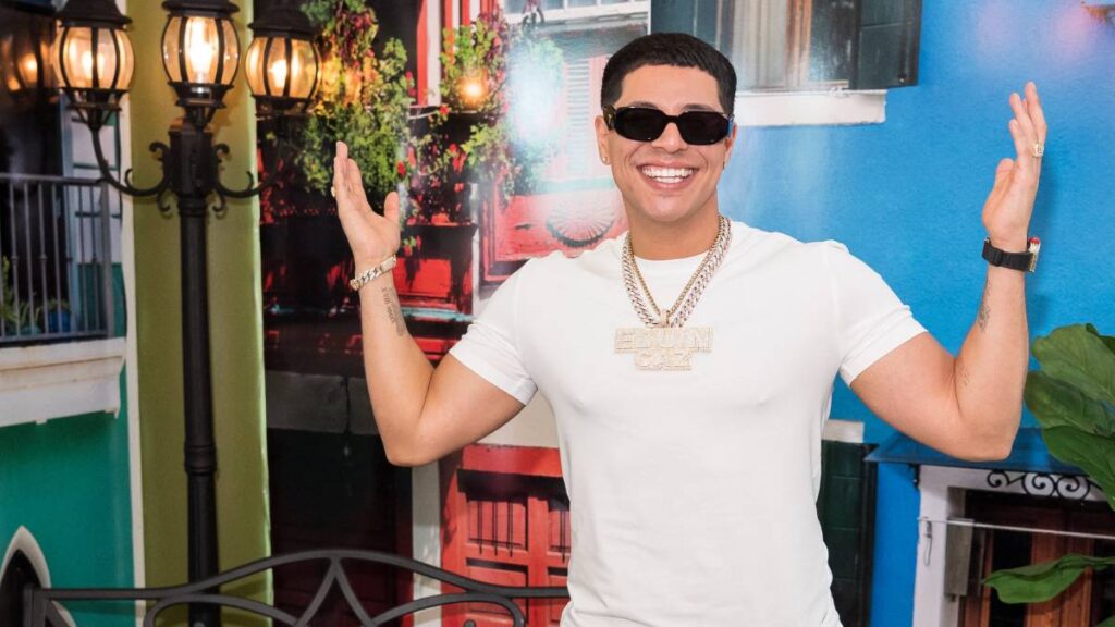 Eduin Caz, de “Grupo Firme”, denunció robo de maleta con sus joyas