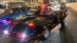 ¿Qué pasó, Batman? Detienen al Batimóvil por circular en el carril confinado del Metrobús en CDMX