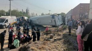 Le quiso ganar: tren se lleva autobús de pasajeros en Atitalaquia, Hidalgo; hay un muerto