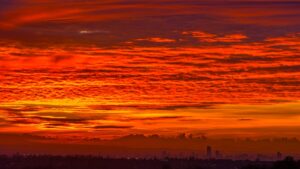 VIDEO: cielo se pinta de rosa durante el amanecer en China