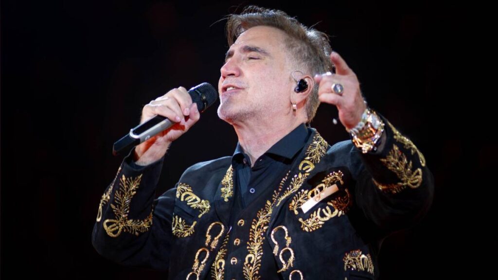 Alejandro Fernández da serenata a sus fans por el Día de las Madres
