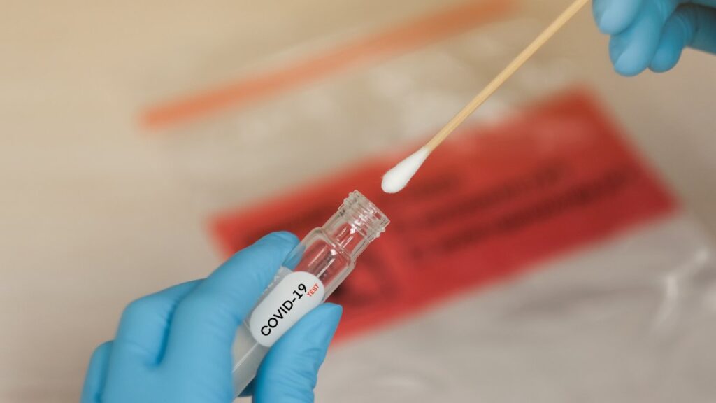 Dolor de garganta, síntoma de COVID-19.