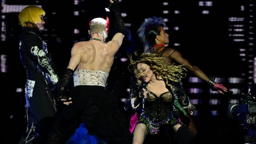 Madonna dio beso a una mujer durante su show. Foto: AFP