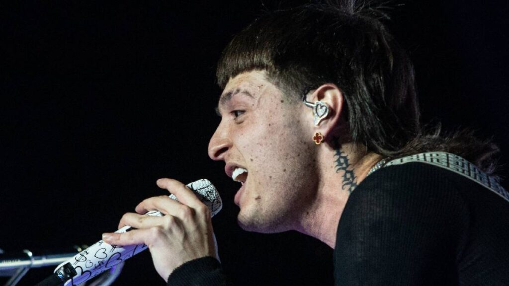 Peso Pluma revela cómo se le ocurrió su corte de cabello