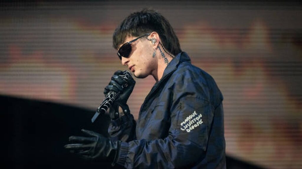 Peso Pluma usando Celine Versace