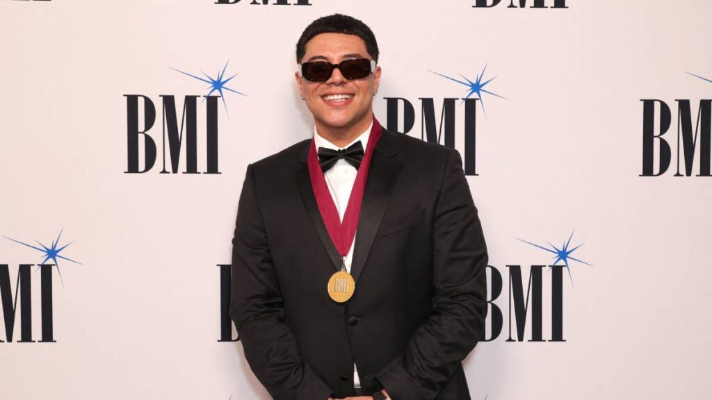 Eduin Caz, de grupo firme, revela la lesión que sufrió tras caerse y usar silla de ruedas