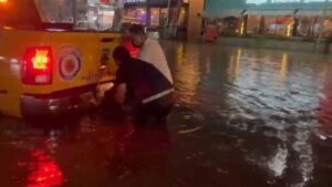 Clavadista retó al alto oleaje en Mazatlán y lo hallan sin vida