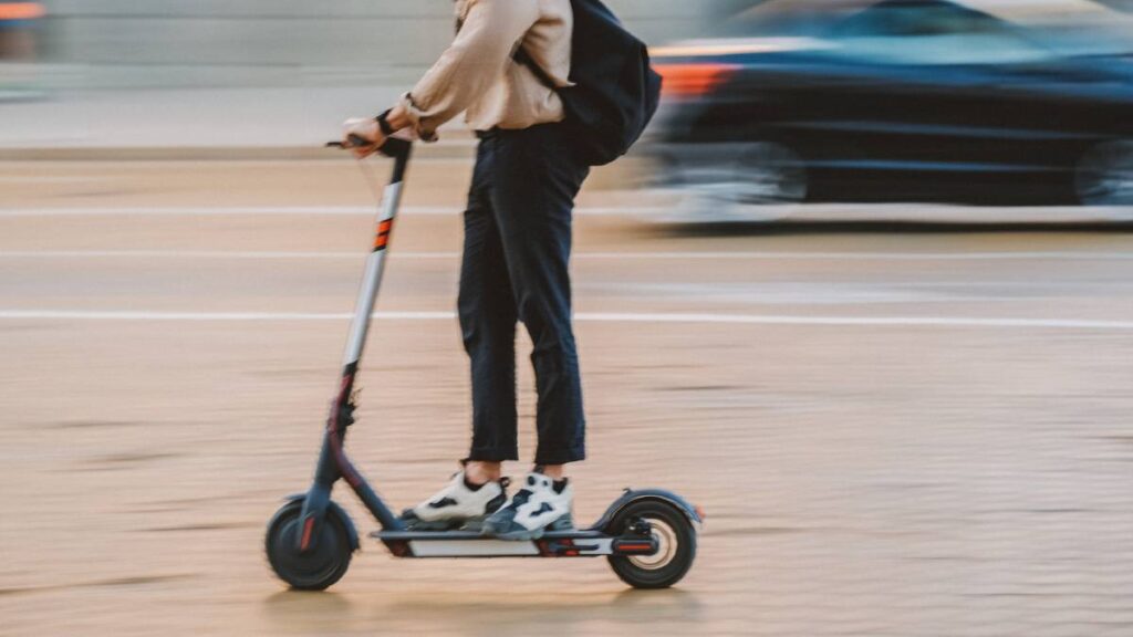 Guanajuato aprueba reforma para regular scooters.