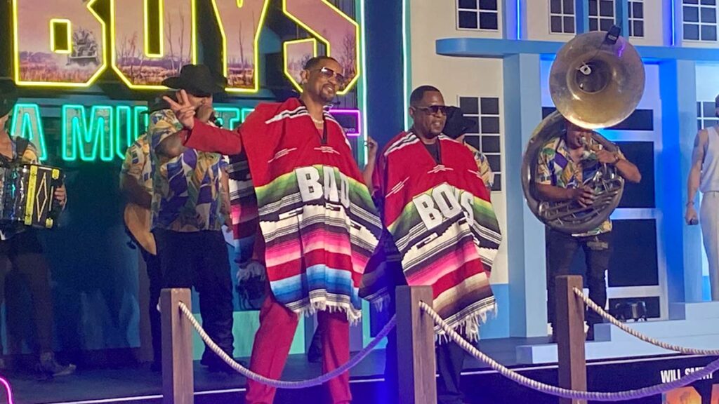 Will Smith y Martin Lawrence están México y les regalan unos jorongos