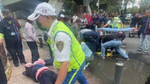 Camioneta arrolla a trabajadores de limpia del IPN; manifestantes retiran bloqueo en Circuito Interior