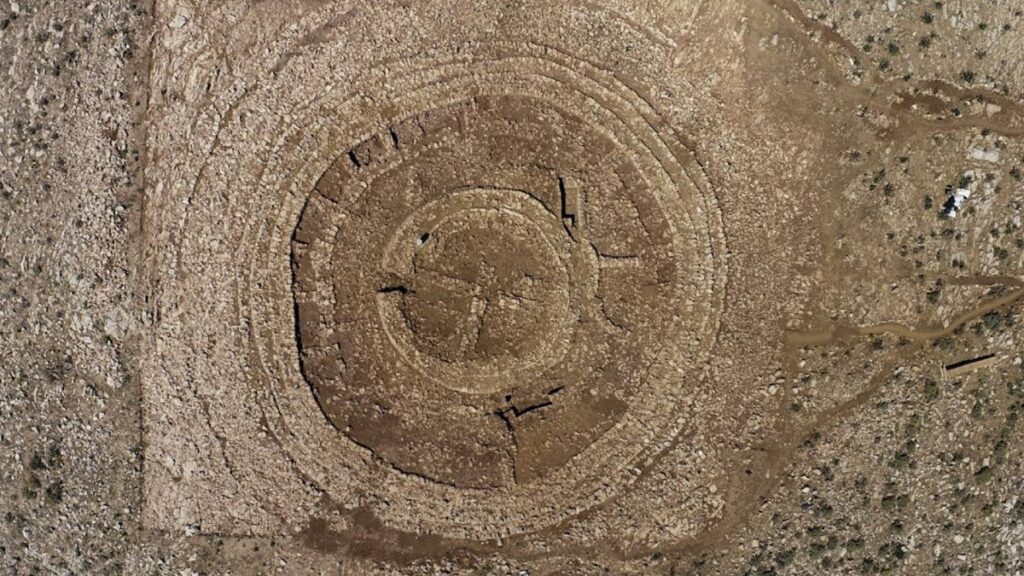 ¡Insólito hallazgo! Descubren ruinas de complejo circular de hace 4 mil años en isla de Grecia