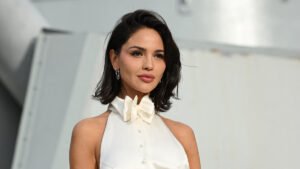 Eiza González impacta con minibikini azul durante sus vacaciones en Ibiza