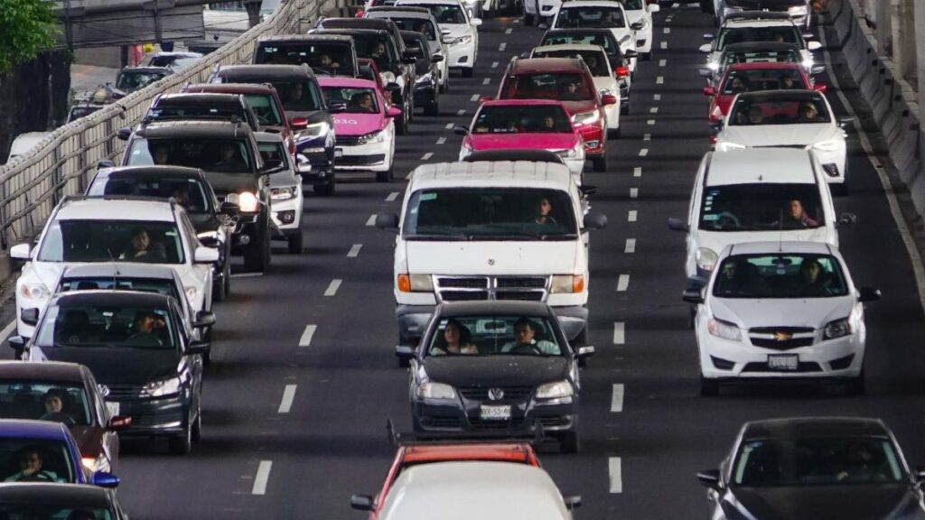 Cuál es la distancia mínima para conducir en ciudad y carretera.