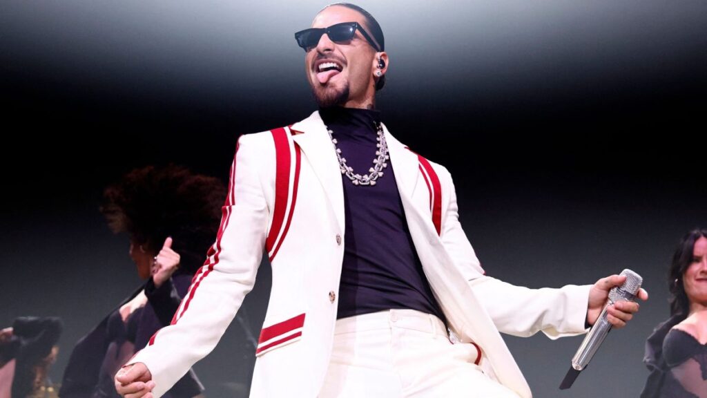 Maluma se encuentra en Monterrey, en donde fue captado comprando cervezas en un Oxxo