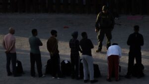 Migrantes se aferran a última esperanza en la frontera para cruzar a EU