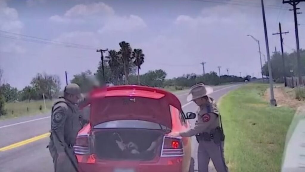 hallan a dos migrantes en cajuela de carro en Garita de San Ysidro