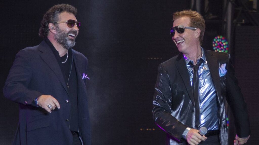 critican-a-emmanuel-y-mijares-por-los-extravagantes-atuendos-que-usaron-durante-su-gira