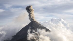 Tras 50 horas, termina erupción del volcán de Fuego, pero sigue la alerta en Guatemala