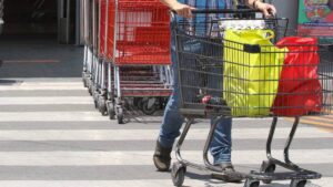 ¿Adiós a los carritos abandonados? Esta ciudad cobrará 50 dólares por recuperarlos
