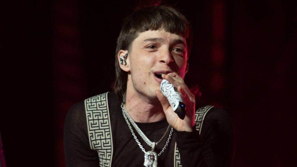 Peso Pluma reaparece con muletas tras fractura en concierto