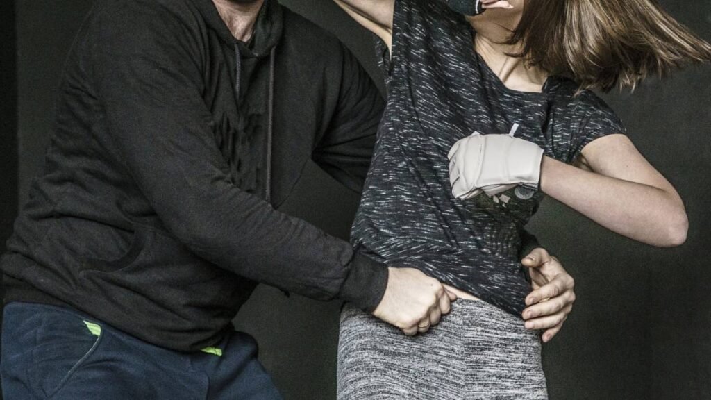 Mujer noquea a su acosador