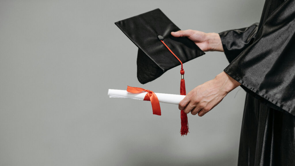 Los recién egresados podrán participar por una plaza docente.