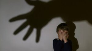 Contra el maltrato infantil: presentan decálogo para reconocer señales y apoyar a menores víctimas de violencia