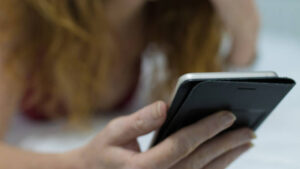 Los 10 ciberataques que más sufren las mujeres: sextorsión, estafas románticas y más