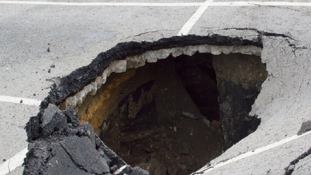 Un socavón se traga vehículo en Singapur. Getty