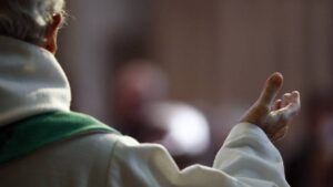 Localizan abandonada camioneta del sacerdote Isaías Ramírez González, desaparecido en Guadalajara