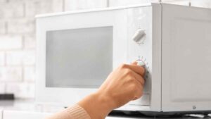 Cómo limpiar el microondas correctamente según la UNAM para evitar bacterias