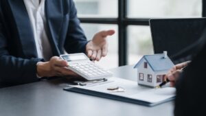 ¿Qué ventajas ofrece un Crédito Infonavit al comprar una casa, contra los bancarios?