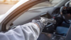 Atacan a balazos y secuestran al alcalde de Zacualpan; su chofer resulta herido