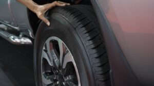 Llantas nuevas: ¿Se colocan adelante o atrás en tu auto?